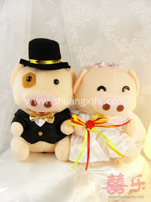 Lovely Piggy Wedding Couple